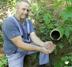 Alt-Chrieschwitz: Der Teich am Friesenbach stinkt. Sigmar Schröter zeigt warum - es fließt kein frisches Wasser mehr hinein.