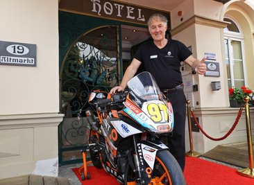 Bernd Frank vom Hotel "Drei Schwanen" freut sich über ein volles Haus. Möglich machen dies solche Motorräder, die am Wochenende auf dem Sachsenring zu erleben sind.