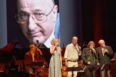 Auf der Bühne in Bad Elster standen seine Kinder und langjährige Weggefährten. Im Foto von links: Fanny Krug, Daniel Krug, Uschi Brüning und Charles Brauer.
