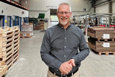 Markus Rieck ist Betriebsleiter bei ZLT. Wie er erklärt, gehört das Jahnsdorfer Unternehmen seit 2022 zur Aldes-Gruppe. Mit dem Standort in Jahnsdorf sei man sehr zufrieden.