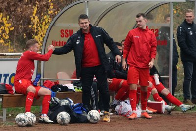 Trainer Julius Michel (Zweiter von links) kann seine Spieler nach der Hinrunde gut gelaunt abklatschen.