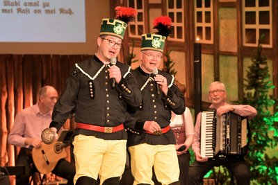 Auf der Bühne standen auch Steffen Kindt (r.) und Konrad Egermann als ERZvocal.