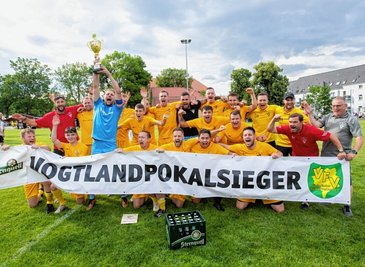 Das Team des VfB Schöneck reckte am 25. Juni auf dem Wacker-Sportplatz in Plauen den Vogtlandpokal in die Höhe. Der Vogtlandliga-Meister hatte das Endspiel gegen den VfB Auerbach II mit 1:0 gewonnen. Jeremy Stiev Glaß traf vor 1040 Zuschauern bereits in der 4. Spielminute.