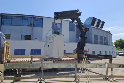 Batteriespeicher wurden an der Arena installiert.