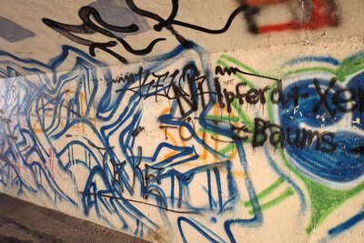 Blick in die verschmierte Bahnunterführung in Niederwiesa: viel Arbeit für die freiwilligen Helfer.