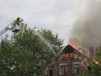 Nach ersten Angaben brannte gegen sechs Uhr ein unbewohntes Haus.