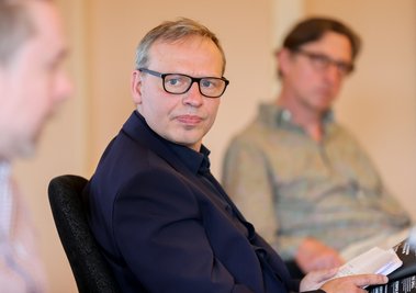 Enrico Lübbe, Intendant des Schauspielhauses Leipzig, während einer Pressekonferenz zum Programm der Spielzeit 2012/22. 