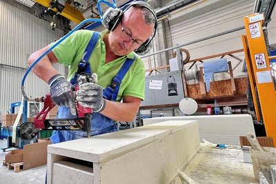 Mitarbeiter Peter Kaasch arbeitet an einem Lüftungskanal. Bei ZLT werden unter anderem Lüftungsgeräte, Schaltschränke für Rauchschutzdruckanlagen und Brandschutzprodukte hergestellt.