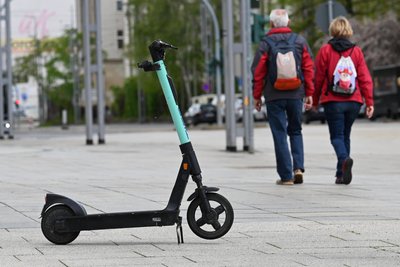 Mitten auf dem Fußweg steht ein E-Scooter auf der Straße der Nationen in Chemnitz. Bilder wie diese sollen nach dem Willen von Politikern bald der Vergangenheit angehören.