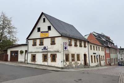 Das denkmalgeschützte Gewerbeobjekt Neustadt 8,10 in Mittweida kommt am 29. November unter den Hammer.