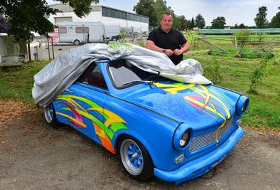 Thomas Rodewohl enthüllt sein neuestes Projekt: Es ist wieder ein getunter Trabant, der nun auch in Altmittweida gezeigt wird. 