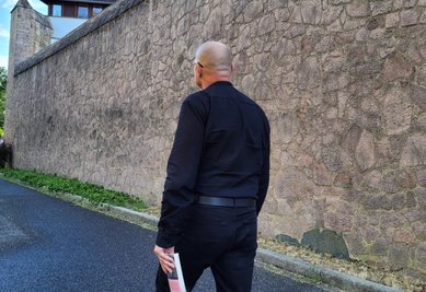 Er möchte anonym bleiben, um nach seiner Entlassung nicht stigmatisiert zu werden. Preisträger Rero W. kehrt nach der Preisverleihung zurück in die Anstalt. In der JVA Waldheim wird es gern gesehen, wenn sich Gefangene künstlerisch betätigen. 