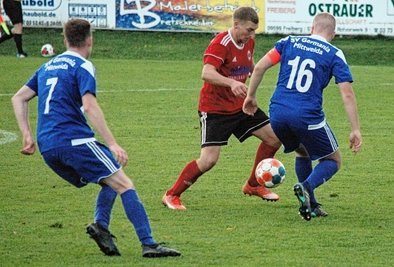 Dichte Mittweidaer Reihen: Für die Langenauer Fußballer, hier mit Christopher Martin (in Rot) gegen Germania-Kapitän Franz Weinert (r.), gab es in der Offensive kaum ein Durchkommen. 