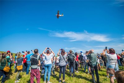 Zum Kindertag 2023 ließ die Gemeinde 250 Teddys aus einem Flugzeug über dem Nöbelberg werfen. Kosten der Aktion: etwa 1800 Euro.