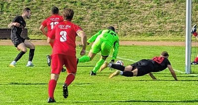 Die Meeraner kamen gegen Ifa Chemnitz meist einen Schritt zu spät. Hier verpasste erst Tom Viehweger (rechts) trotz vollen Körpereinsatzes den Ball nach einer Flanke und auch Julian Rudolph (links) konnte die Kugel nicht mehr erreichen. 