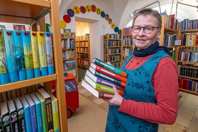 Bibliotheksleiterin Sabine Fritzsch in der jetzigen Bibliothek im Rittergut: Es fehlt an ausreichend Platz.