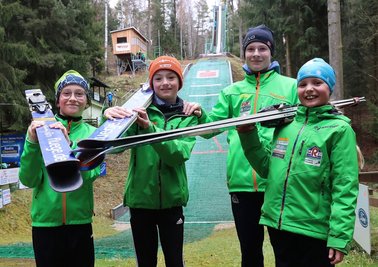Es läuft prima für die Grünaer Nachwuchsskispringer Leonard Guth, Nicklas Märker, Björn Börnig und Nora Kunis (von links). 