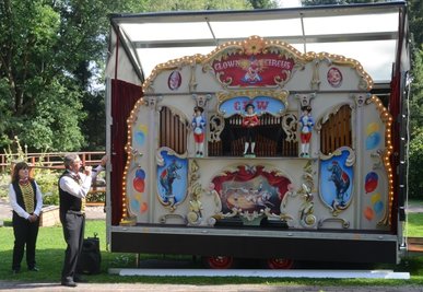 Die Orgelschausteller Christiane und Heinz Wimmer erklärten nach dem Konzert in Hohengrün ihre restaurierte Straßenorgel. 