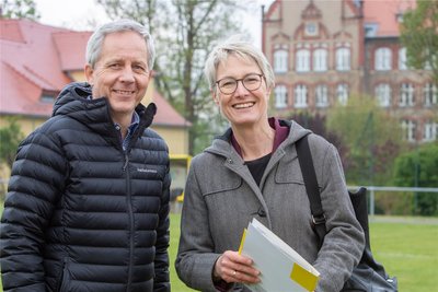 Schulleiter Andreeas Seidel und Birgit Winkler vom Fachgebiet Stadtplanung und Umwelt freuen sich über die Aufwertung der Kemmlerschule.