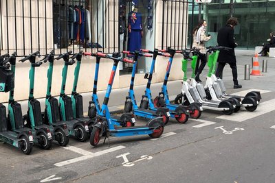 Ein E-Scooter-Parkplatz in Paris. Mittlerweile hat die Stadt Leih-Roller ganz abgeschafft.