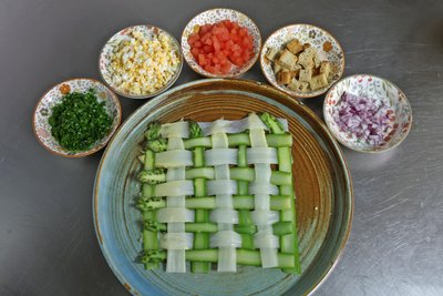 Das alles braucht der Chefkoch für seinen Spargel-Carpaccio weiß-grün.
