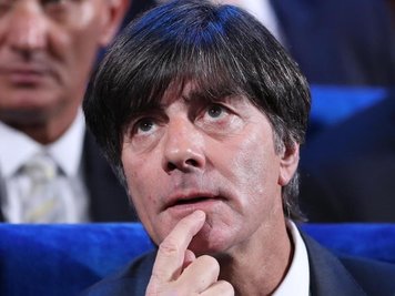 Im Kremlpalast in Moskau verfolgt Bundestrainer Joachim Löw die Veranstaltung mit Aufmerksamkeit.