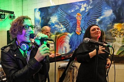 Die Band „Abstrunaut“ servierte zur Vernissage in der ehemaligen Likörfabrik den Sound zum Abheben, Tanzen und Durchdrehen.