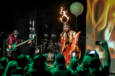 Arthur Brown mit seiner verrückten Kostüm-Rock-Show. Der Feuerhelm durfte bei „Fire“ nicht fehlen.