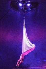 Joelina, Königin der Lüfte: Akrobatiknummer im Programm des "Circus Karl Buch".