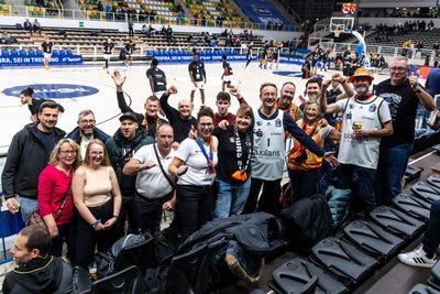 17 Fans aus Chemnitz haben die Niners nach Norditalien begleitet.