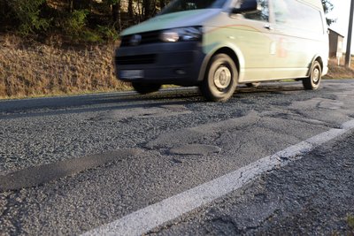 Die sogenannte „Überflickung“ hat über die Jahre aus der Straße eine Buckelpiste gemacht.