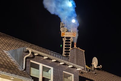 Zu einem Schornsteinbrand ist die Feuerwehr am Sonntagabend nach Bad Schlema ausgerückt.