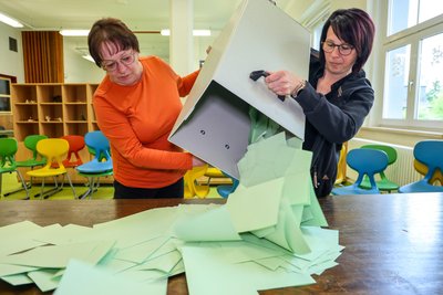 Im Wahllokal 7 im Förderzentrum Erich Kästner in Aue war kurz nach 18 Uhr die Wahlurne geleert worden.
