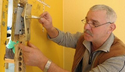 Erst vor wenigen Tagen hatten Diebe den Botanischen Garten heimgesucht: Hausmeister Thomas Gränitz an einer der aufgebrochenen Türen in den Büros. 