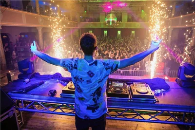 DJ Noisetime aus Halle heizte den Fans beim Festival "Break the Rules" im Tivoli in Freiberg kräftig ein. 