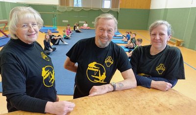 Ein Trio, das seit vielen Jahren den Marbacher Turn-Nachwuchs trainiert: Erika Zerge, Lothar Zerge und Katrin Pölich leiten in der örtlichen Sporthalle die Übungen. 