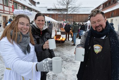 Mitarbeiterin und Weihnachtsengel Alina Tomisch sowie die Hofbesitzer Dr. Claudia und Professor Wolfram Scharff (v.l.) kümmerten sich mit Helfern um die zahlreichen Besucher.