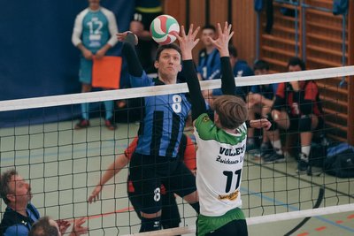Enrico Butter (l.) und die Hennersdorfer Volleyballer erkämpften einen Punkt.