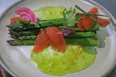 Grüner Spargel mit confierten Tomaten und einer Buttermilch-Bärlauch-Emulsion.