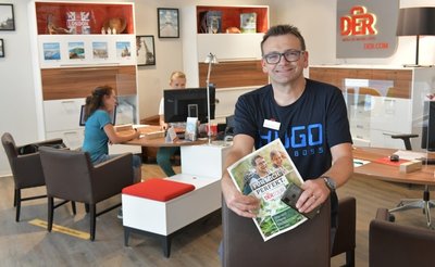 Im DER-Reisebüro in der Burgstraße in Freiberg: im Bild Alexander Kaßner mit aktuellen Reiseangeboten. Im Hintergrund berät Mitarbeiterin Elisabeth Nepp (r.) Carolin Kolmorgen zu einem Urlaub am Gardasee. 
