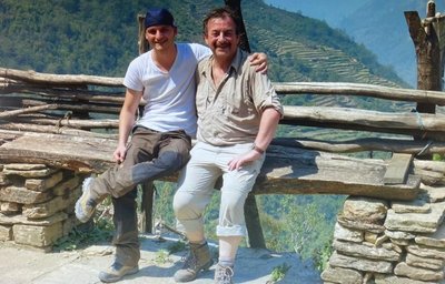 Jürgen Henneberg mit seinem jüngsten Sohn Andreas beim Trekking imHimalaya im Jahr 2017. 