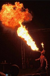 Da verschlägt's Zuschauern im "Circus Karl Buch" den Atem: andalusischer Feuerzauber von Manolito Miro.