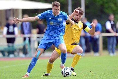 Dominik Kruska (links) konnte mit dem RSV Eintracht 1949 Stahnsdorf im Heimspiel gegen den VFC Plauen (rechts: Valentin Sponer) den Aufstieg in die Regionalliga perfekt machen.