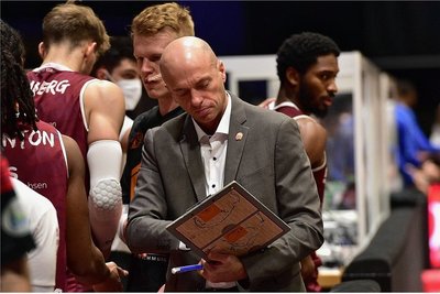 Er lebt Basketball, ist ein akribischer Arbeiter: Niners-Cheftrainer Rodrigo Pastore während eines Spieles in der vergangenen Saison. 