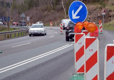 Statt auf drei Spuren ist die B 174 am gesamten Hohndorfer Berg seit Dezember 2021 nur auf zwei Spuren und mit Tempo 50 befahrbar. 