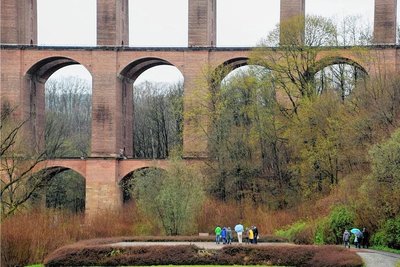 Die Aufgabe, das Gelände der Göltzschtalbrücke attraktiver für Gäste zu machen, scheint so gewaltig wie das Bauwerk selbst. Am Wochenende inspizierte der Förderverein in verschiedenen Gruppen das Areal. 