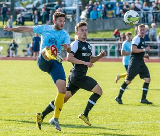 Wie kurz zuvor Maximilian Schreiter hatte auch der Marienberger Kevin Werner (links) das 1:0 auf dem Fuß, scheiterte jedoch mit seinem Heber am Markkleeberger Torhüter. 