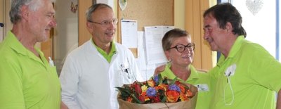 Jürgen Henneberg (rechts) wurde von den Oberarztkollegen Jochen Hochmuth (l.), Stephan Graupner und Claudia Zimmermann verabschiedet.