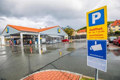 Die Parkplatzüberwachung per Kamera bei Lidl in Aue ist für mehrere Fußballfans bereits richtig teuer geworden.