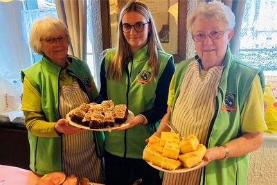 In der „Äppelkammer" wird auch gut gegessen: Christel Mühlberg (r.) und Christine Günther (l.) – hier mit Amelie Müller – haben das Buffet im Griff.